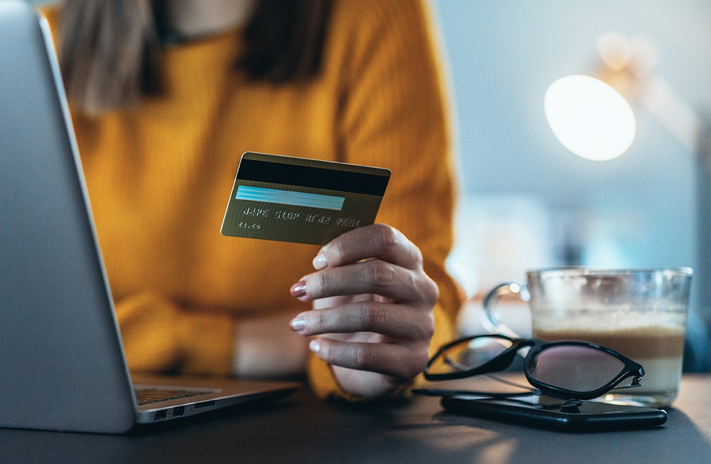 Shqiptarët frenojnë pagesat me home banking, 10.3 për qind më pak veprime bankare në nëntor